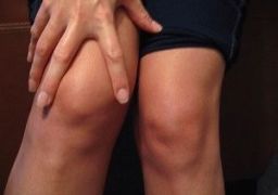 Почему колено опухло и болит при сгибании