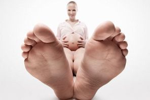 Почему отекают ноги при беременности