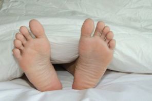 Почему болят стопы ног после сна