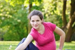 Почему болят колени при беременности