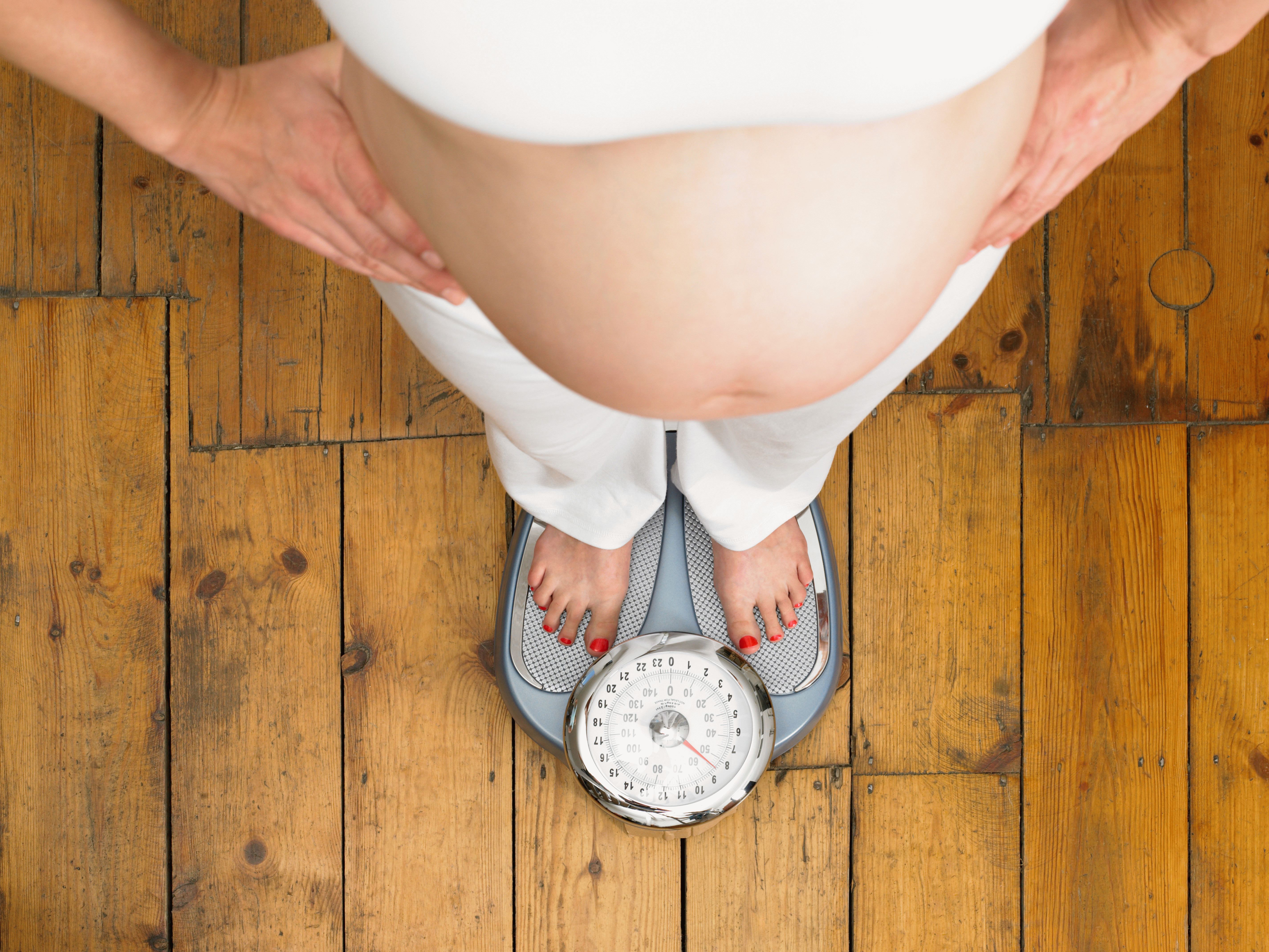 Аппетит перед родами. Снижение массы тела беременной. Лишний вес у беременной. Взвешивание беременной.