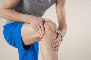 Выраженная боль в колене
