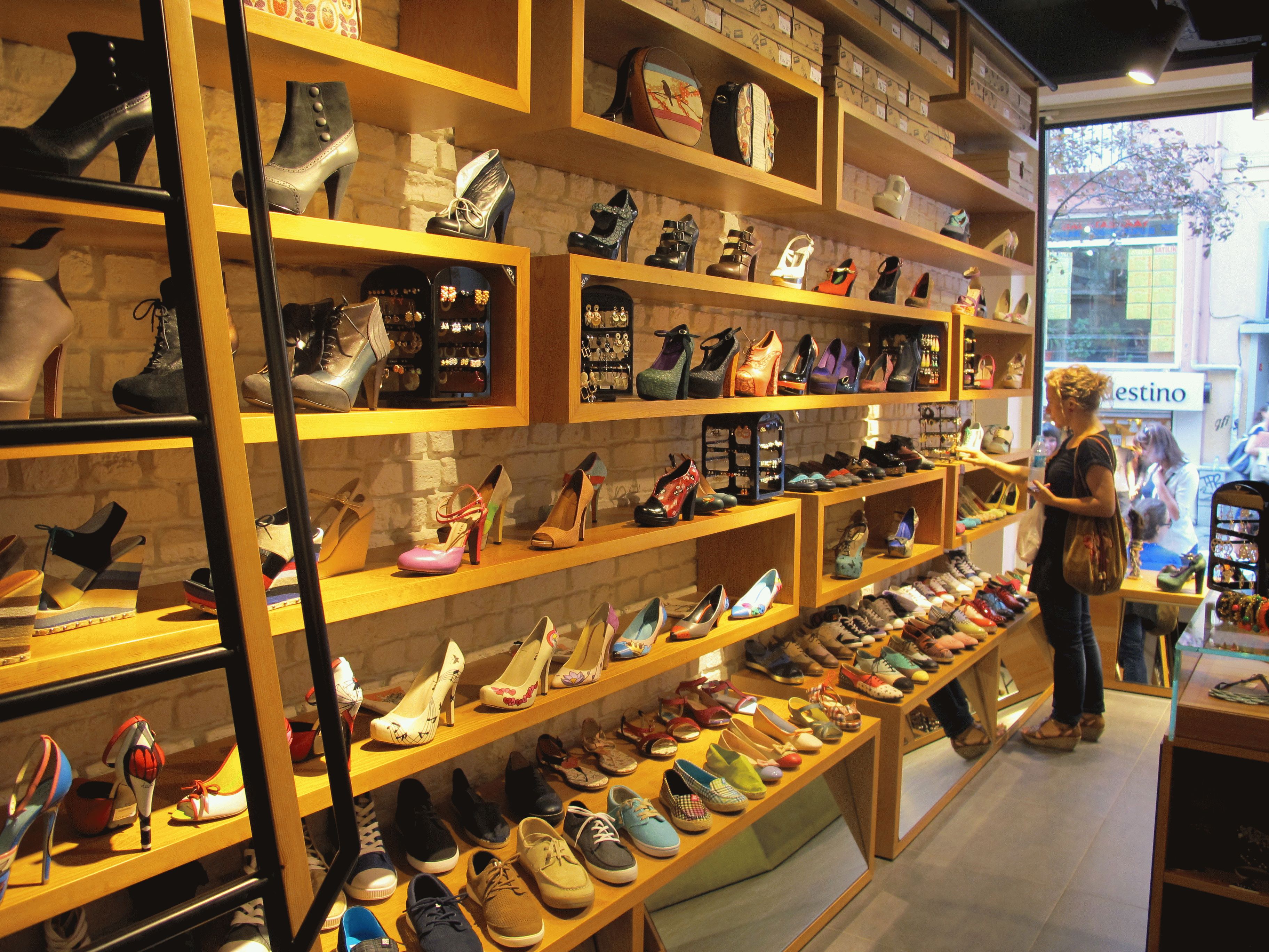 Универмаг обуви. Магазин обуви. Обувные товары. Красивый магазин обуви. Магазин обуви фото.