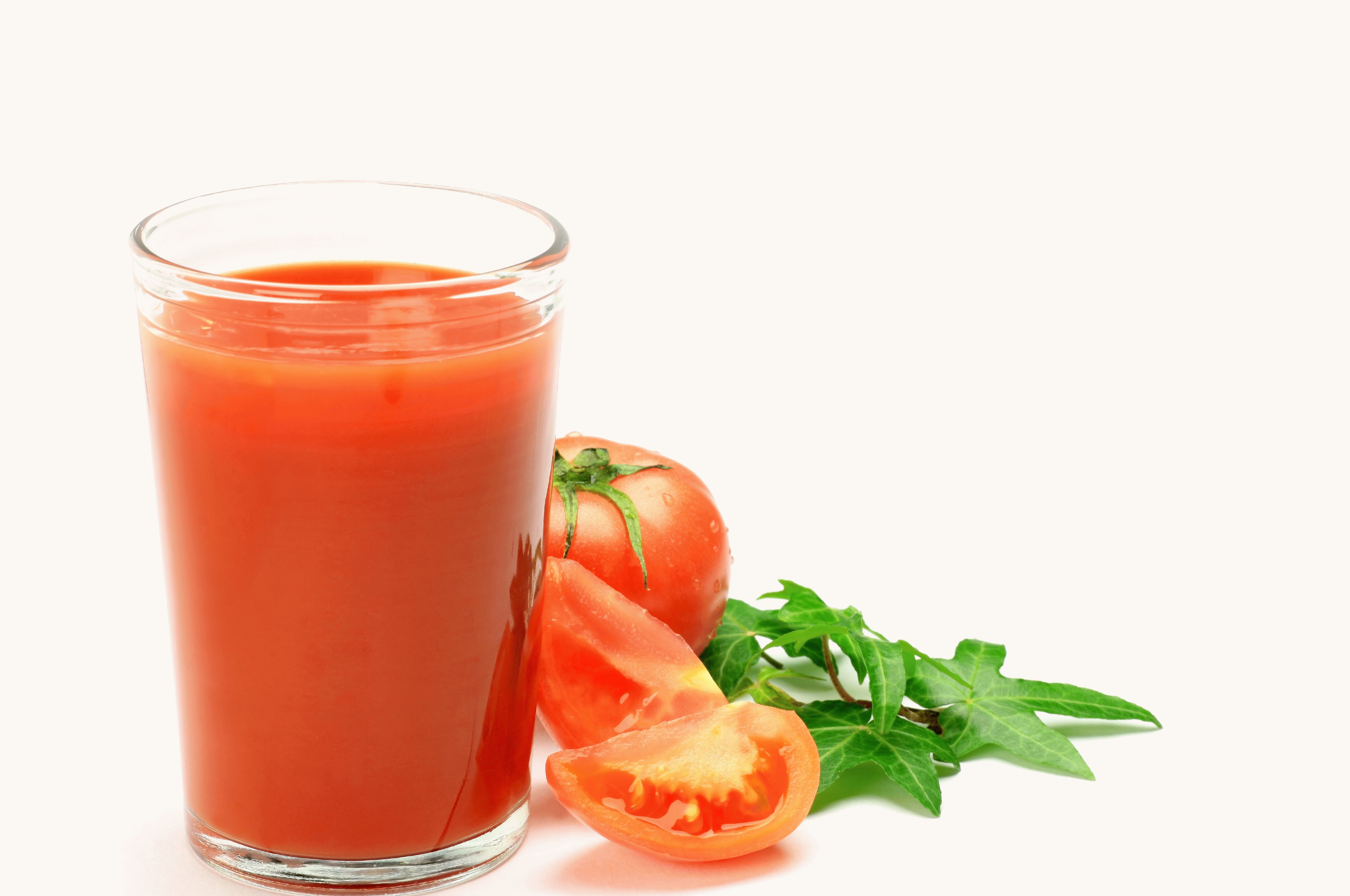Какие вещества содержатся в томатном соке. Стакан томатного сока. Томатный сок на белом фоне. Соутоматный на белом фоне. Томатный сок в стакане на белом фоне.