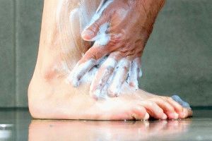 Промойте рану на ноге